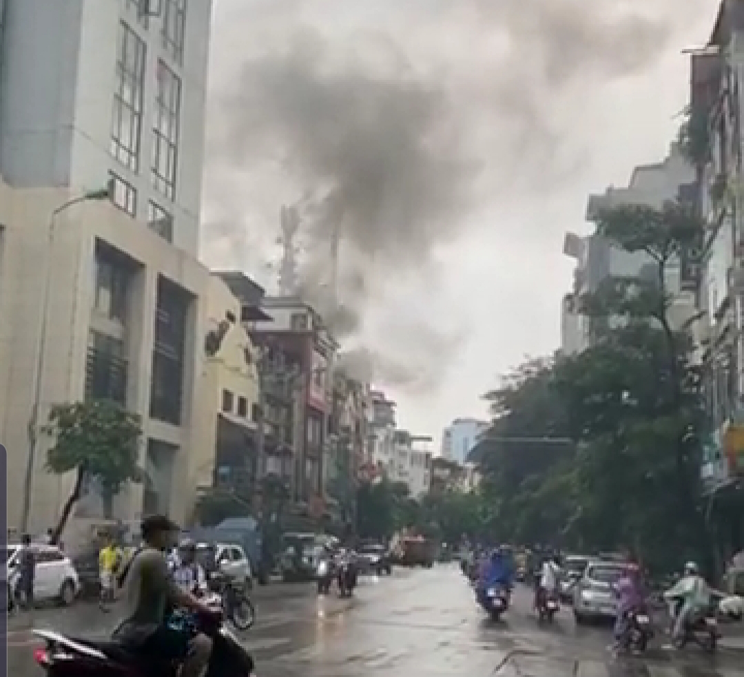 Hà Nội: Cháy lớn ở nhà hàng hải sản trên phố Giang Văn Minh