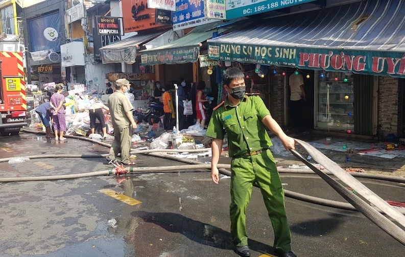 Hiện trường vụ cháy nhà giữa trung tâm TP.HCM