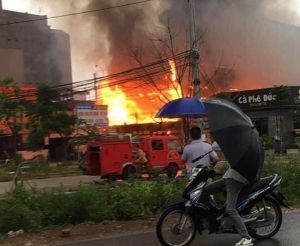 Bắc Giang: Cháy lớn thiêu rụi 3 nhà hàng ở huyện Việt Yên Bắc Giang: Cháy lớn thiêu rụi 3 nhà hàng ở huyện Việt Yên