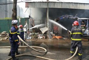 Hà Nội: Cháy lớn thiêu rụi kho vật liệu xây dựng cạnh cây xăng tại Tây Mỗ Hà Nội: Cháy lớn thiêu rụi kho vật liệu xây dựng cạnh cây xăng tại Tây Mỗ